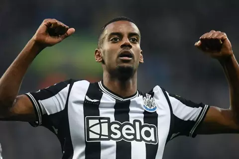 رغم عرض الهلال المغري.. إيزاك يتمسك بالانتقال إلى ليفربول فقط